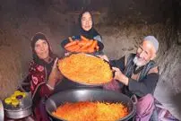 ببینید| غذای روستایی در افغانستان؛ پخت مربای هویج در غار 