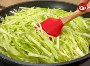 ببینید| طرز پخت یک غذای ساده با کلم و آرد