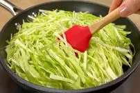 ببینید| طرز پخت یک غذای ساده با کلم و آرد