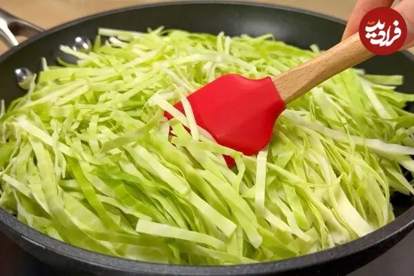 ببینید| طرز پخت یک غذای ساده با کلم و آرد