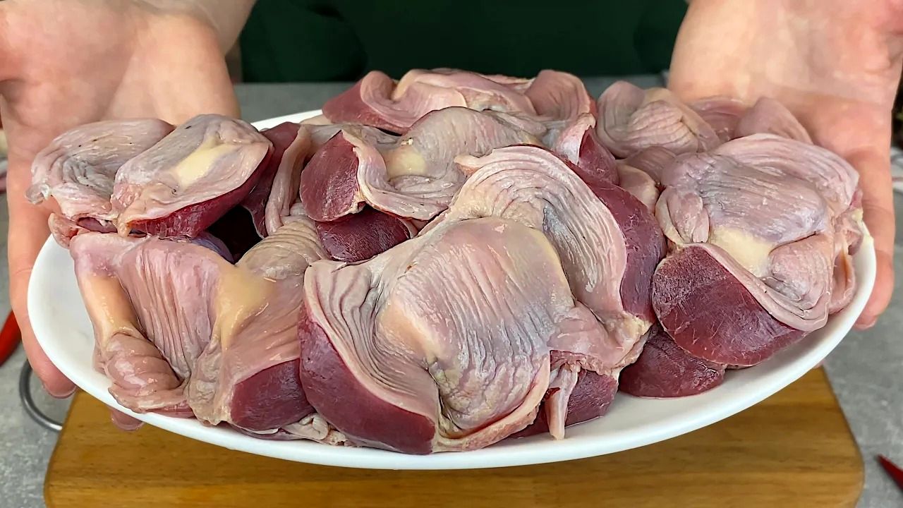 (ویدئو) اگر یک کیلو سنگدان مرغ در خانه دارید، این غذای آلمانی خوشمزه را درست کنید