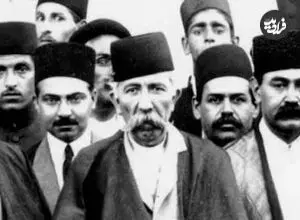 عکس| سفر زمان؛ عکس یادگاری «مستوفی‌الممالک» در کنار هواپیما