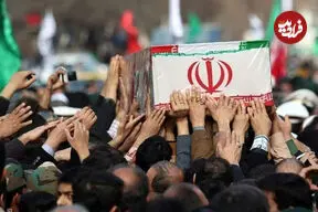 تصویری از یک نیروی سپاه که در حمله به جزیره لارک به شهادت رسید