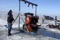 عکس| خودرو فورد به دام افتاده در یخ پس از ۴۰ سال بالاخره به خشکی بازگشت