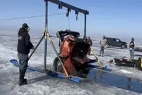 عکس| خودرو فورد به دام افتاده در یخ پس از ۴۰ سال بالاخره به خشکی بازگشت