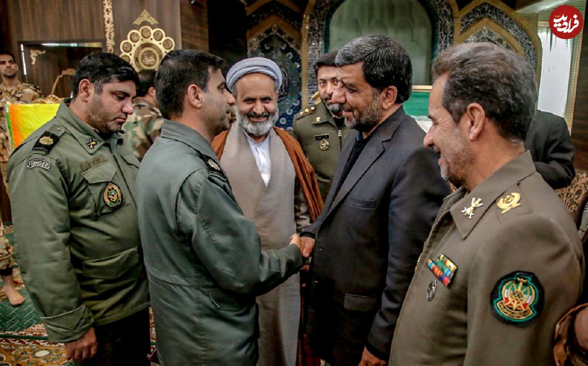 عکس؛ سفر در زمان؛ «عزت الله ضرغامی در لباس سپاه و در حال بررسی یک موشک»؛ دهه 60