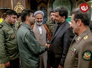 عکس؛ سفر در زمان؛ «عزت الله ضرغامی در لباس سپاه و در حال بررسی یک موشک»؛ دهه 60