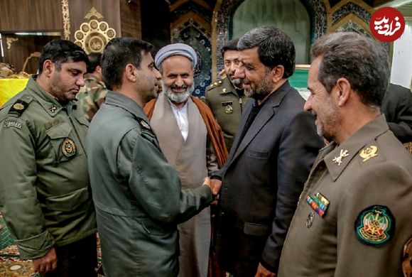 عکس؛ سفر در زمان؛ «عزت الله ضرغامی در لباس سپاه و در حال بررسی یک موشک»؛ دهه 60