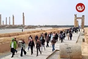 تصاویری از حضور مهمانان خارجی در تخت جمشید؛ نمایندگان سینمای جهان به دیدار تاریخ ایران رفتند