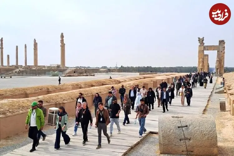 تصاویری از حضور مهمانان خارجی در تخت جمشید؛ نمایندگان سینمای جهان به دیدار تاریخ ایران رفتند