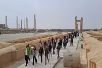 تصاویری از حضور مهمانان خارجی در تخت جمشید؛ نمایندگان سینمای جهان به دیدار تاریخ ایران رفتند
