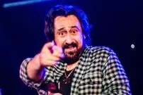 عکس؛ سفر در زمان؛ «ابی و شب پره در کنار طرفداران شان در یک رستوران»؛ دهه 50