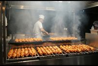 ببینید؛ غذای خیابانی در ترکیه؛ کباب بال مرغ دودی و طعم دار در استانبول