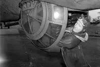 آویزان زیر بمب‌افکن؛ خطرناک‌ترین شغل جنگ جهانی دوم