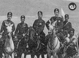 عکس| سفر زمان؛ فرماندهان نظامی قاجاری در کنار یک طاق نصرت در تبریز؛ 120 سال قبل