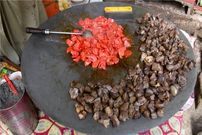 ببینید؛ غذای خیابانی در پاکستان؛ پخت یک غذای سنتی با جگر، فلفل و گوجه در پیشاور