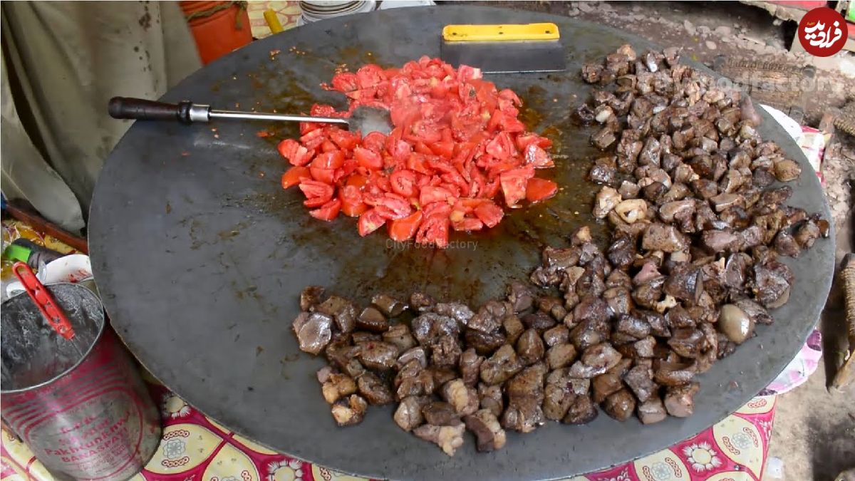ببینید؛ غذای خیابانی در پاکستان؛ پخت یک غذای سنتی با جگر، فلفل و گوجه در پیشاور