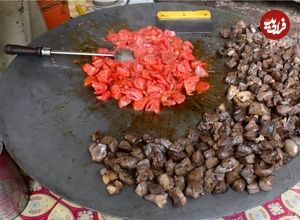 ببینید؛ غذای خیابانی در پاکستان؛ پخت یک غذای سنتی با جگر، فلفل و گوجه در پیشاور