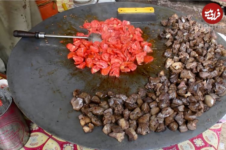 ببینید؛ غذای خیابانی در پاکستان؛ پخت یک غذای سنتی با جگر، فلفل و گوجه در پیشاور