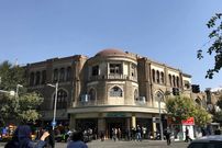 تصویر؛ تهران قدیم؛ «ظاهر عابران، یک خودرو در حال عبور و خیابان لاله‌زار» در سال 1310 