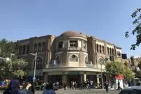 تصویر؛ تهران قدیم؛ «ظاهر عابران، یک خودرو در حال عبور و خیابان لاله‌زار» در سال 1310 