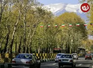 عکس| سفر به ایران قدیم؛ زنان تهرانی در کنار جوی آب یک خیابان؛ 80 سال قبل