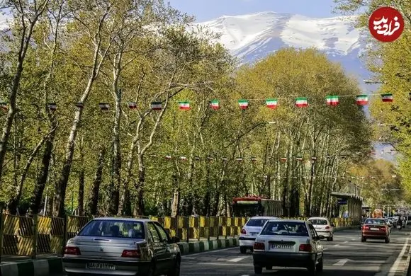 عکس| سفر به ایران قدیم؛ زنان تهرانی در کنار جوی آب یک خیابان؛ 80 سال قبل