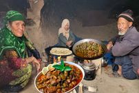 ببینید| غذای روستایی در افغانستان؛ پخت خوراک جگر و بامیه در غار توسط زوج مسن افغان
