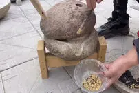 (ویدئو) مهارت دیدنی سنگ تراش چینی در ساخت آسیاب سنگی دست ساز