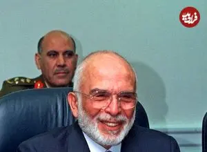 عکس| سفر در زمان؛ «ملک حسین، پادشاه اردن» سوار بر هلیکوپتر در پاریس؛ سال 1343