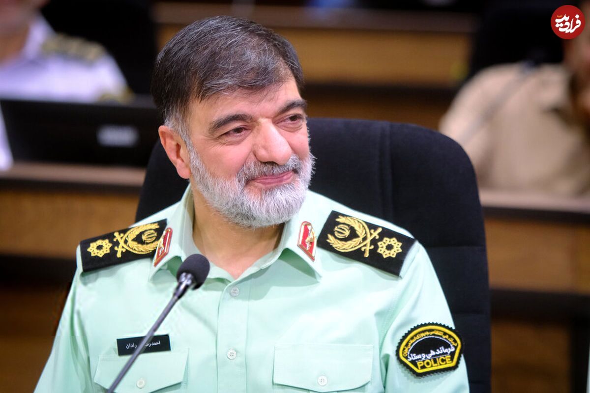 عکس؛ سفر در تاریخ؛ «سردار رادان با اسلحه روی دوش در جبهه»؛ اوایل دهه 60