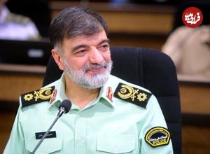 عکس؛ سفر در تاریخ؛ «سردار رادان با اسلحه روی دوش در جبهه»؛ اوایل دهه 60