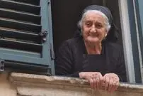تصاویر؛ شهرت ناخواسته زن ۹۴ ساله‌ای که سنت روستای قرون وسطایی ایتالیا را زنده نگه می‌دارد
