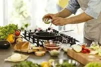 (ویدئو) خلاقیت عجیب یک بانوی ایرانی در آشپزی وسط تصادف