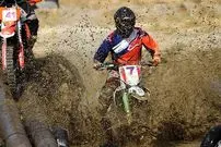 ببینید؛ مسابقه عجیب موتورسواری بانوان در کرمانشاه با تعداد زیادی مصدوم!