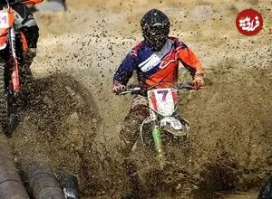 ببینید؛ مسابقه عجیب موتورسواری بانوان در کرمانشاه با تعداد زیادی مصدوم!