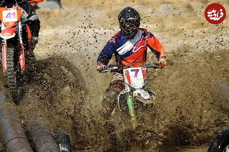 ببینید؛ مسابقه عجیب موتورسواری بانوان در کرمانشاه با تعداد زیادی مصدوم!