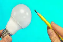 (ویدئو) نحوه تعمیر لامپ های LED با مداد معمولی به روش برقکار آمریکایی