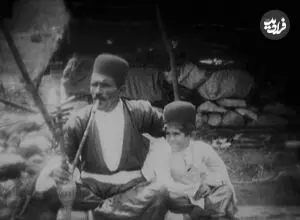 عکس| سفر زمان؛ حیدرخان بختیاری و مهمان‌های خارجی‌اش در حال قلیان کشیدن؛ 101 سال قبل