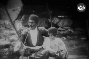 عکس| سفر زمان؛ حیدرخان بختیاری و مهمان‌های خارجی‌اش در حال قلیان کشیدن؛ 101 سال قبل