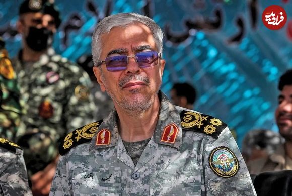 عکس؛ سفر در زمان؛ «سرلشکر باقری و رهبر انقلاب» در ستاد کل نیروهای مسلح؛ سال 78