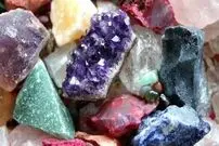 (عکس) یک ایرانی موفق به تبدیل سنگ به باتری شد