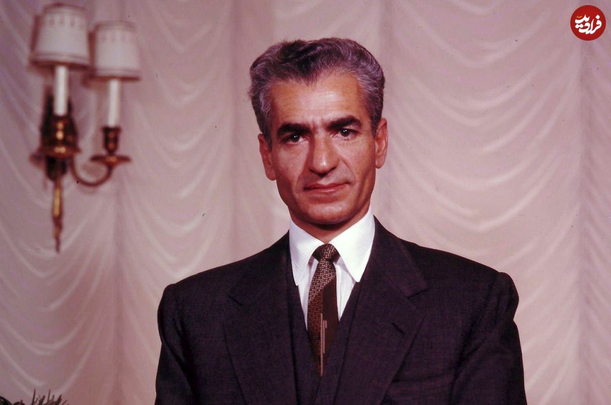 عکس| سفر در زمان؛ «محمدرضا پهلوی و همسر سوم اش» در حال خروج از فرانسه؛ سال 1340