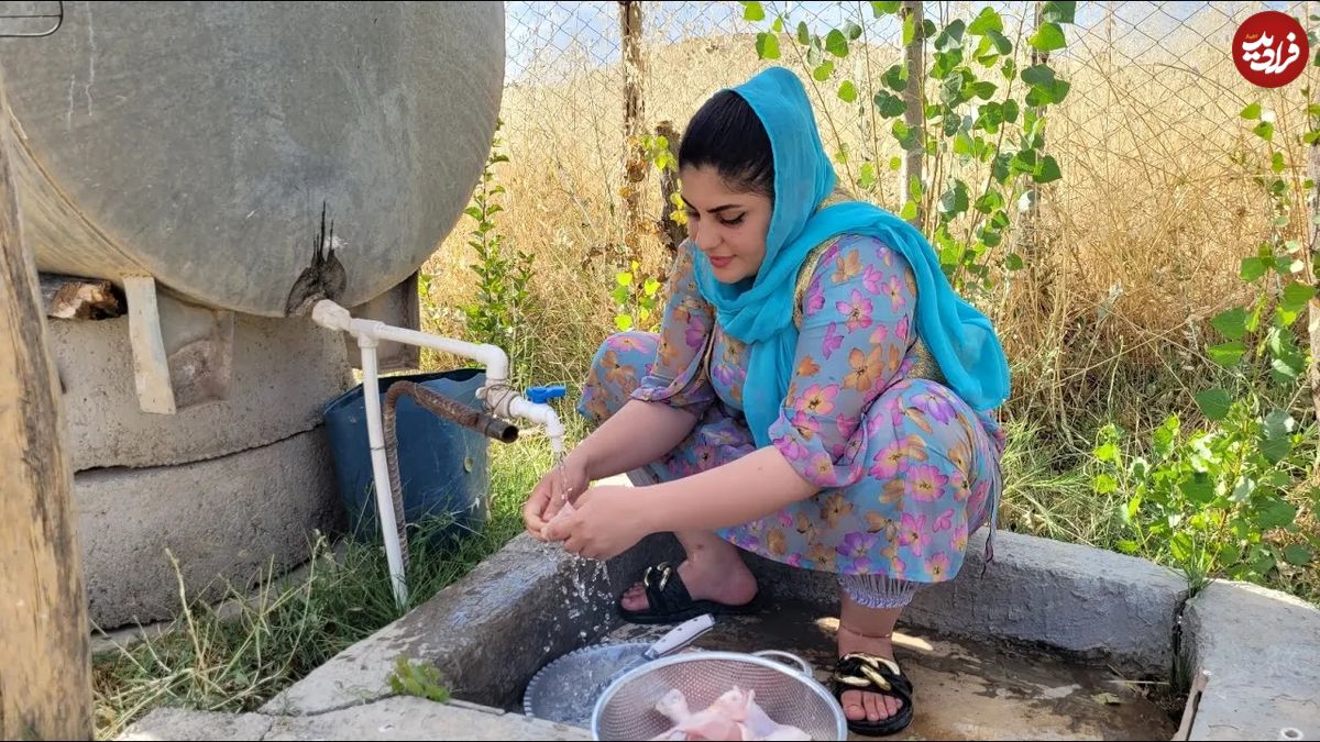 (ویدئو) غذای روستایی؛ پخت خاص و متفاوت مرغ با سس لوبیا به سبک دختر جوان کردستانی