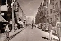 (عکس) رهگذران در مقابل تابلو اعلانات نمایش های تئاتر سعدی؛ سال 1329