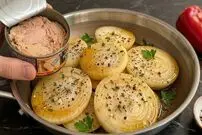 ببینید| طرز تهیه یک غذای تازه با تن ماهی، پیاز، سیب زمینی و تخم مرغ