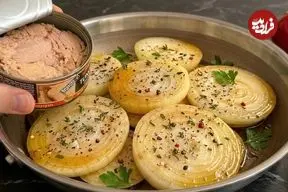 ببینید| طرز تهیه یک غذای تازه با تن ماهی، پیاز، سیب زمینی و تخم مرغ