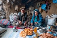 ببینید؛ غذای روستایی در افغانستان؛ پخت نان سنتی به روش زوج مسن افغان