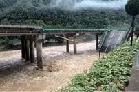 ببینید| لحظات سقوط خودروی شاسی‌بلند به رودخانه خروشان