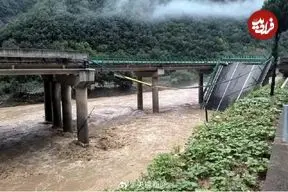 ببینید| لحظات سقوط خودروی شاسی‌بلند به رودخانه خروشان